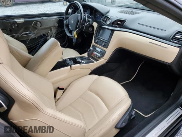 ✅ 2015 Maserati GranTurismo MC • VIN: ZAM45VLA0F0127582 • Lot: 41279354. Wystawiony na Copart z przebiegiem 48 993 mil. Bezpłatny archiwum sprzedaży aukcyjnych z USA i szczegółowy raport historii pojazdu na DreamBid. Zdjęcie 8.