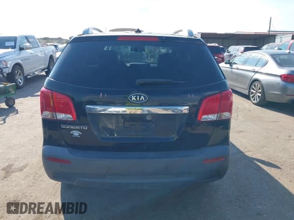 ✅ 2011 Kia Sorento LX • VIN: 5XYKT3A18BG108761 • Лот: 43351958. Опубликован ранее на IAAI с пробегом 176 418 миль. Бесплатный доступ к архиву аукционных продаж из США и подробный отчёт об истории автомобиля на DreamBid. Изображение 16.