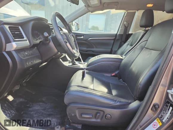 ✅ 2016 Toyota Highlander Limited • VIN: 5TDYKRFH9GS124273 • Lot: 84585065. Listed on Copart with 178,431 mi. Free auction sales archive from the USA and detailed vehicle history report at DreamBid. Image 7.
