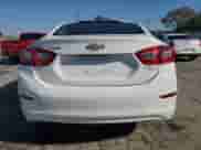 2018 Chevrolet Cruze LS z VIN 1G1BC5SM5J7162477, wystawiony jako Copart lot #84434695 z przebiegiem 69 588 mil mil oraz Szkoda całkowita • Salvage title. Historia ofert i sprzedaży dostępna na DreamBid. Obrazek 6.