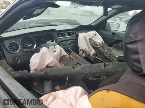 ✅ 2013 Ford Mustang V6 • VIN: 1ZVBP8EM6D5239430 • Lot: 84377405. Wystawiony na Copart z przebiegiem Nie podano. Bezpłatny archiwum sprzedaży aukcyjnych z USA i szczegółowy raport historii pojazdu na DreamBid. Zdjęcie 8.