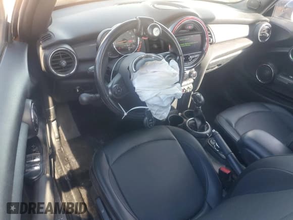 ✅ 2017 MINI Convertible Cooper • VIN: WMWWG5C58H3C20183 • Lot: 92155665. Wystawiony na Copart z przebiegiem 70 166 mil. Bezpłatny archiwum sprzedaży aukcyjnych z USA i szczegółowy raport historii pojazdu na DreamBid. Zdjęcie 8.