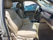 ✅ 2013 Chevrolet Suburban LT • VIN: 1GNSCJE06DR121770 • Lot: 43074095. Wystawiony na IAAI z przebiegiem 240 775 mil. Bezpłatny archiwum sprzedaży aukcyjnych z USA i szczegółowy raport historii pojazdu na DreamBid. Zdjęcie 5.