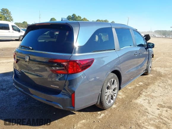 ✅ 2025 Honda Odyssey Touring • VIN: 5FNRL6H87SB051608 • Lot: 43583711. Listed on IAAI with 4,051 mi. Free auction sales archive from the USA and detailed vehicle history report at DreamBid. Image 4.