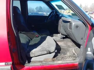 ✅ 2000 Chevrolet Blazer LT • VIN: 1GNDT13W9Y2253081 • Lot: 41462903. Wystawiony na IAAI z przebiegiem 349 695 mil. Bezpłatny archiwum sprzedaży aukcyjnych z USA i szczegółowy raport historii pojazdu na DreamBid. Zdjęcie 5.