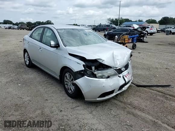 ✅ 2013 Kia Forte EX • VIN: KNAFU4A28D5737975 • Lot: 69840835. Wystawiony na Copart z przebiegiem 174 578 mil. Bezpłatny archiwum sprzedaży aukcyjnych z USA i szczegółowy raport historii pojazdu na DreamBid. Zdjęcie 13.