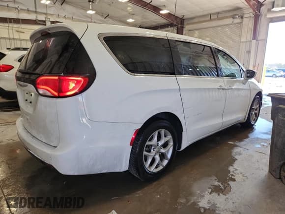 ✅ 2019 Chrysler Pacifica Touring Plus • VIN: 2C4RC1FGXKR640038 • Lot: 82352005. Wystawiony na Copart z przebiegiem 162 143 mil. Bezpłatny archiwum sprzedaży aukcyjnych z USA i szczegółowy raport historii pojazdu na DreamBid. Zdjęcie 3.