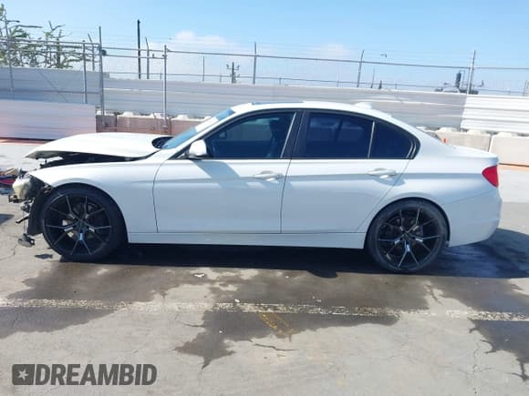 ✅ 2013 BMW 3 Series 328i • VIN: WBA3C1G50DNN93778 • Lot: 42538671. Wystawiony na IAAI z przebiegiem 140 984 mil. Bezpłatny archiwum sprzedaży aukcyjnych z USA i szczegółowy raport historii pojazdu na DreamBid. Zdjęcie 15.