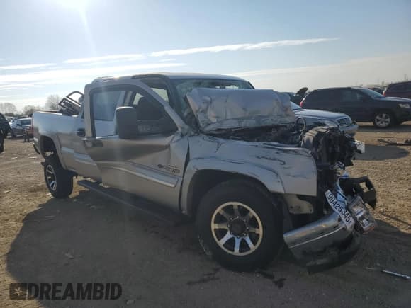 ✅ 2005 Chevrolet Silverado 2500HD LS • VIN: 1GCHK23215F832375 • Lot: 90425345. Wystawiony na Copart z przebiegiem Nie podano. Bezpłatny archiwum sprzedaży aukcyjnych z USA i szczegółowy raport historii pojazdu na DreamBid. Zdjęcie 4.