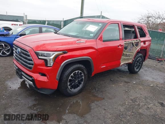 ✅ 2023 Toyota Sequoia Platinum • VIN: 7SVAAABA8PX014829 • Lot: 43715956. Listed on IAAI with 39,901 mi. Free auction sales archive from the USA and detailed vehicle history report at DreamBid. Image 21.