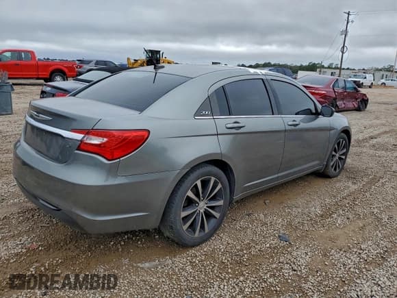 ✅ 2012 Chrysler 200 S • VIN: 1C3CCBHG5CN181741 • Лот: 94957005. Опубликован ранее на Copart с пробегом 145 121 миль. Бесплатный доступ к архиву аукционных продаж из США и подробный отчёт об истории автомобиля на DreamBid. Изображение 3.