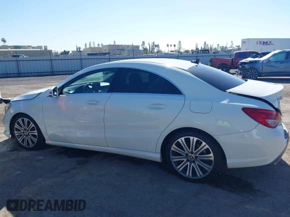 ✅ 2018 Mercedes-Benz CLA 250 • VIN: WDDSJ4EB2JN540435 • Lot: 43427807. Wystawiony na IAAI z przebiegiem 80 724 mil. Bezpłatny archiwum sprzedaży aukcyjnych z USA i szczegółowy raport historii pojazdu na DreamBid. Zdjęcie 14.
