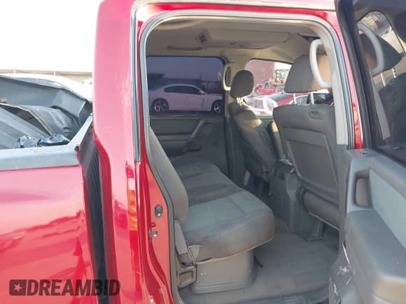 ✅ 2006 Nissan Titan SE • VIN: 1N6BA07A46N509974 • Lot: 42947472. Wystawiony na IAAI z przebiegiem 240 382 mil. Bezpłatny archiwum sprzedaży aukcyjnych z USA i szczegółowy raport historii pojazdu na DreamBid. Zdjęcie 8.