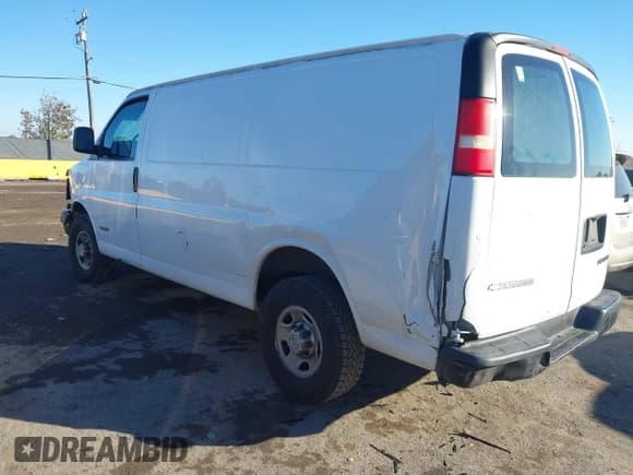 ✅ 2005 Chevrolet Express Cargo • VIN: 1GCGG25V951167128 • Lot: 43757634. Wystawiony na IAAI z przebiegiem 283 747 mil. Bezpłatny archiwum sprzedaży aukcyjnych z USA i szczegółowy raport historii pojazdu na DreamBid. Zdjęcie 3.