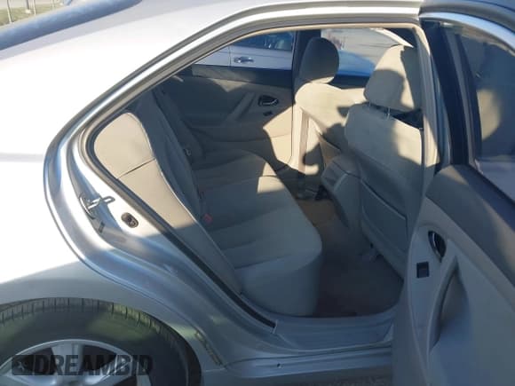 ✅ 2008 Toyota Camry LE • VIN: 4T4BE46K88R012042 • Lot: 43703939. Wystawiony na IAAI z przebiegiem 181 272 mil. Bezpłatny archiwum sprzedaży aukcyjnych z USA i szczegółowy raport historii pojazdu na DreamBid. Zdjęcie 8.