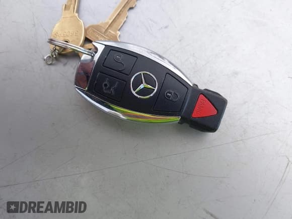 ✅ 2014 Mercedes-Benz C 250 • VIN: WDDGJ4HB3EG300841 • Lot: 41765449. Wystawiony na IAAI z przebiegiem 152 263 mil. Bezpłatny archiwum sprzedaży aukcyjnych z USA i szczegółowy raport historii pojazdu na DreamBid. Zdjęcie 11.