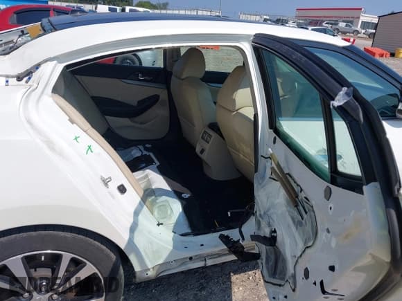 ✅ 2018 Nissan Maxima SV • VIN: 1N4AA6AP6JC397428 • Lot: 43017028. Wystawiony na IAAI z przebiegiem 33 456 mil. Bezpłatny archiwum sprzedaży aukcyjnych z USA i szczegółowy raport historii pojazdu na DreamBid. Zdjęcie 8.