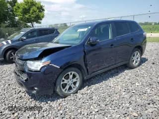 2014 Mitsubishi Outlander SE z VIN JA4AZ3A38EZ009823, wystawiony jako Copart lot #69277165 z przebiegiem 136 677 mil mil oraz Czysty tytuł • Clean title. Historia ofert i sprzedaży dostępna na DreamBid. Obrazek 1.
