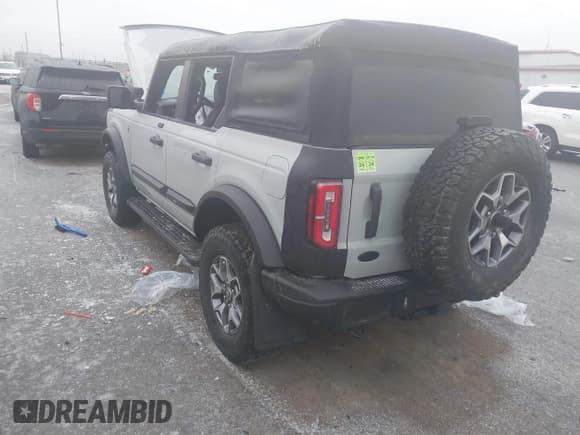 ✅ 2021 Ford Bronco • VIN: 1FMEE5DH9MLA69886 • Lot: 41521434. Wystawiony na IAAI z przebiegiem 30 153 mil. Bezpłatny archiwum sprzedaży aukcyjnych z USA i szczegółowy raport historii pojazdu na DreamBid. Zdjęcie 3.