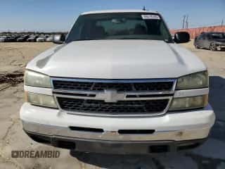 ✅ 2006 Chevrolet Silverado 1500 LT1 • VIN: 2GCEC13T761186450 • Lot: 69518144. Wystawiony na Copart z przebiegiem 128 398 mil mil. Skorzystaj z bezpłatnego archiwum sprzedaży aukcyjnych z USA i zobacz szczegółowy raport historii pojazdu na DreamBid. Zdjęcie 5.