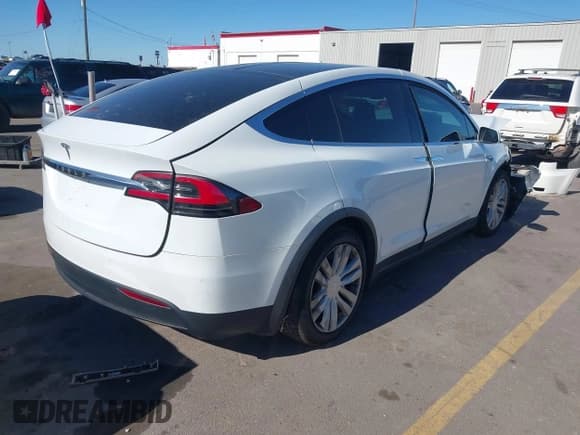 ✅ 2016 Tesla Model X P90D • VIN: 5YJXCAE40GF014533 • Lot: 42127096. Wystawiony na IAAI z przebiegiem 77 281 mil. Bezpłatny archiwum sprzedaży aukcyjnych z USA i szczegółowy raport historii pojazdu na DreamBid. Zdjęcie 4.