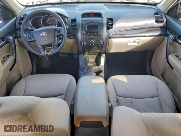 ✅ 2012 Kia Sorento LX • VIN: 5XYKT3A6XCG251787 • Lot: 96577515. Wystawiony na Copart z przebiegiem 156 716 mil. Bezpłatny archiwum sprzedaży aukcyjnych z USA i szczegółowy raport historii pojazdu na DreamBid. Zdjęcie 8.