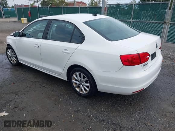 ✅ 2011 Volkswagen Jetta SE • VIN: 3VWDZ7AJ2BM359192 • Lot: 43283707. Wystawiony na IAAI z przebiegiem 72 217 mil. Bezpłatny archiwum sprzedaży aukcyjnych z USA i szczegółowy raport historii pojazdu na DreamBid. Zdjęcie 3.