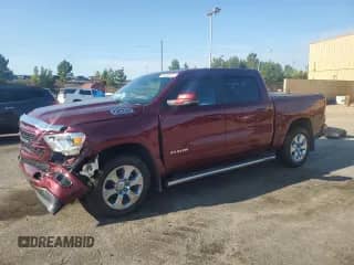 2023 Ram 1500 Big Horn z VIN 1C6RREFT9PN626520, wystawiony jako Copart lot #80490425 z przebiegiem 59 663 mil mil oraz Szkoda całkowita • Salvage title. Historia ofert i sprzedaży dostępna na DreamBid. Obrazek 1.