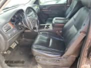 ✅ 2013 Chevrolet Suburban LT • VIN: 1GNSKJE76DR256053 • Lot: 76566454. Wystawiony na Copart z przebiegiem 258 788 mil. Bezpłatny archiwum sprzedaży aukcyjnych z USA i szczegółowy raport historii pojazdu na DreamBid. Zdjęcie 7.