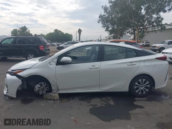 ✅ 2020 Toyota Prius Limited • VIN: JTDKARFPXL3157889 • Lot: 43685862. Wystawiony na IAAI z przebiegiem 119 399 mil. Bezpłatny archiwum sprzedaży aukcyjnych z USA i szczegółowy raport historii pojazdu na DreamBid. Zdjęcie 15.