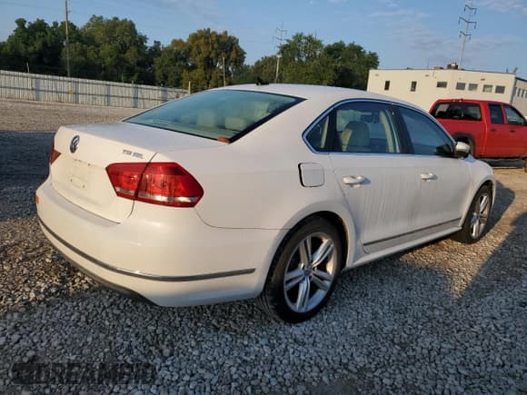 ✅ 2014 Volkswagen Passat SEL Premium • VIN: 1VWCT7A30EC006308 • Lot: 68648595. Wystawiony na Copart z przebiegiem 100 077 mil. Bezpłatny archiwum sprzedaży aukcyjnych z USA i szczegółowy raport historii pojazdu na DreamBid. Zdjęcie 3.