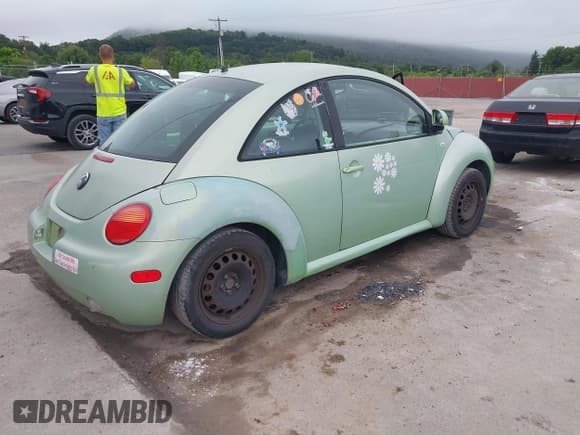 ✅ 2000 Volkswagen Beetle • VIN: 3VWBC21C1YM422224 • Лот: 43021283. Опубликован ранее на IAAI с пробегом Не указан. Бесплатный доступ к архиву аукционных продаж из США и подробный отчёт об истории автомобиля на DreamBid. Изображение 4.