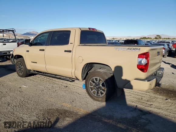 ✅ 2017 Toyota Tundra SR5 • VIN: 5TFDW5F13HX670335 • Лот: 86855575. Опубликован ранее на Copart с пробегом 94 703 миль. Бесплатный доступ к архиву аукционных продаж из США и подробный отчёт об истории автомобиля на DreamBid. Изображение 2.