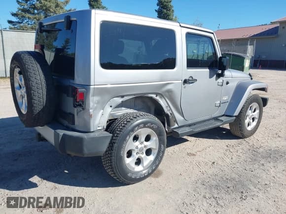 ✅ 2015 Jeep Wrangler Sahara • VIN: 1C4AJWBG2FL682417 • Lot: 43414615. Wystawiony na IAAI z przebiegiem 111 631 mil. Bezpłatny archiwum sprzedaży aukcyjnych z USA i szczegółowy raport historii pojazdu na DreamBid. Zdjęcie 4.