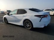 ✅ 2024 Toyota Camry SE • VIN: 4T1G11AK9RU857422 • Лот: 82734975. Опубликован ранее на Copart с пробегом 51 975 миль. Бесплатный доступ к архиву аукционных продаж из США и подробный отчёт об истории автомобиля на DreamBid. Изображение 2.