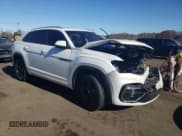 ✅ 2022 Volkswagen Atlas SEL R-Line • VIN: 1V2SE2CAXNC222396 • Lot: 79693034. Wystawiony na Copart z przebiegiem Nie podano. Bezpłatny archiwum sprzedaży aukcyjnych z USA i szczegółowy raport historii pojazdu na DreamBid. Zdjęcie 4.