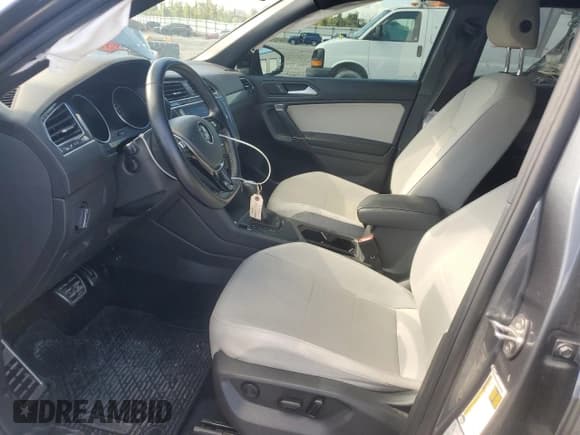 ✅ 2020 Volkswagen Tiguan SE • VIN: 3VV3B7AX5LM147672 • Lot: 84268475. Wystawiony na Copart z przebiegiem 93 198 mil. Bezpłatny archiwum sprzedaży aukcyjnych z USA i szczegółowy raport historii pojazdu na DreamBid. Zdjęcie 7.