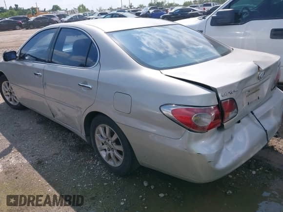 ✅ 2002 Lexus ES 300 • VIN: JTHBF30G520077387 • Lot: 42303130. Listed on IAAI with 215,342 mi. Free auction sales archive from the USA and detailed vehicle history report at DreamBid. Image 3.