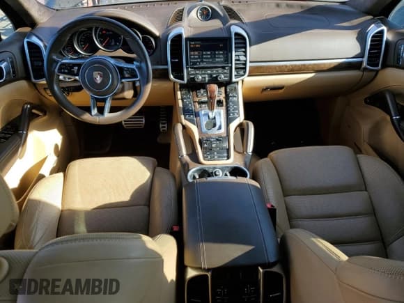 ✅ 2016 Porsche Cayenne Turbo • VIN: WP1AC2A21GLA89382 • Lot: 73531314. Wystawiony na Copart z przebiegiem 93 378 mil. Bezpłatny archiwum sprzedaży aukcyjnych z USA i szczegółowy raport historii pojazdu na DreamBid. Zdjęcie 8.