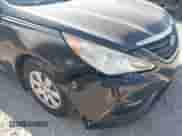 2013 Hyundai Sonata GLS z VIN 5NPEB4AC2DH727889, wystawiony jako IAAI lot #43262203 z przebiegiem 151 028 mil mil oraz . Historia ofert i sprzedaży dostępna na DreamBid. Obrazek 6.