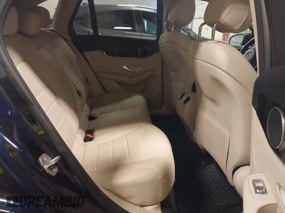 ✅ 2019 Mercedes-Benz GLC 300 • VIN: WDC0G4KB5KV123522 • Lot: 40485029. Wystawiony na IAAI z przebiegiem 48 685 mil. Bezpłatny archiwum sprzedaży aukcyjnych z USA i szczegółowy raport historii pojazdu na DreamBid. Zdjęcie 8.