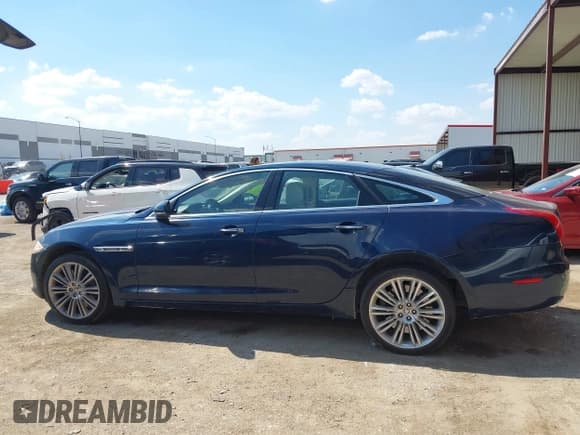 ✅ 2010 Jaguar XJ Supercharged • VIN: SAJWA1GE4AMV00124 • Lot: 43334610. Listed on IAAI with 191,012 mi. Free auction sales archive from the USA and detailed vehicle history report at DreamBid. Image 14.