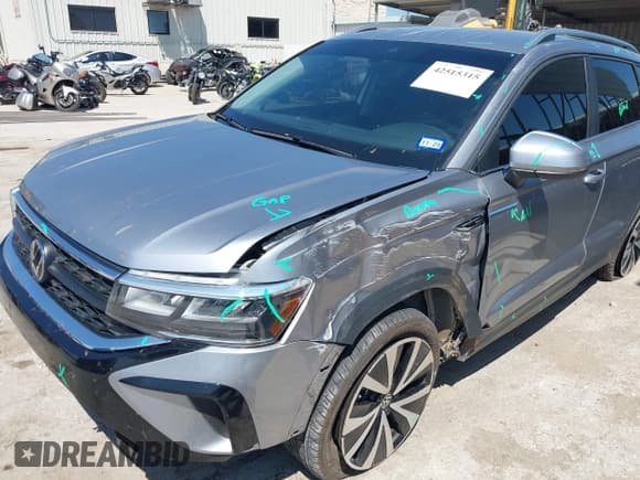 ✅ 2024 Volkswagen Taos SE • VIN: 3VVSX7B20RM004282 • Lot: 42515315. Wystawiony na IAAI z przebiegiem 37 516 mil. Bezpłatny archiwum sprzedaży aukcyjnych z USA i szczegółowy raport historii pojazdu na DreamBid. Zdjęcie 6.