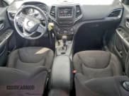 ✅ 2019 Jeep Cherokee Latitude • VIN: 1C4PJLCBXKD134472 • Lot: 94294575. Wystawiony na Copart z przebiegiem 88 303 mil. Bezpłatny archiwum sprzedaży aukcyjnych z USA i szczegółowy raport historii pojazdu na DreamBid. Zdjęcie 8.