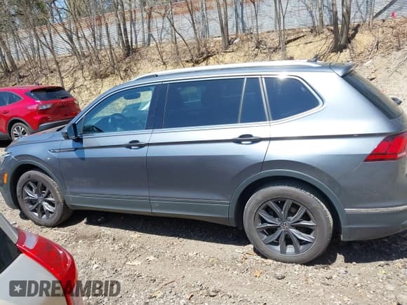 ✅ 2022 Volkswagen Tiguan SE • VIN: 3VV2B7AXXNM019538 • Lot: 42109211. Wystawiony na IAAI z przebiegiem 30 576 mil. Bezpłatny archiwum sprzedaży aukcyjnych z USA i szczegółowy raport historii pojazdu na DreamBid. Zdjęcie 14.
