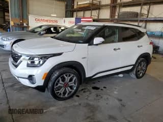 ✅ 2023 Kia Seltos SX • VIN: KNDETCA22P7454671 • Lot: 84440015. Wystawiony na Copart z przebiegiem 23 203 mil. Bezpłatny archiwum sprzedaży aukcyjnych z USA i szczegółowy raport historii pojazdu na DreamBid. Zdjęcie 1.