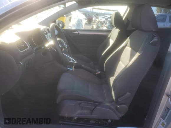 ✅ 2010 Volkswagen Golf • VIN: WVWBB7AJ6AW225458 • Lot: 86640375. Listed on Copart with 165,533 mi. Free auction sales archive from the USA and detailed vehicle history report at DreamBid. Image 7.