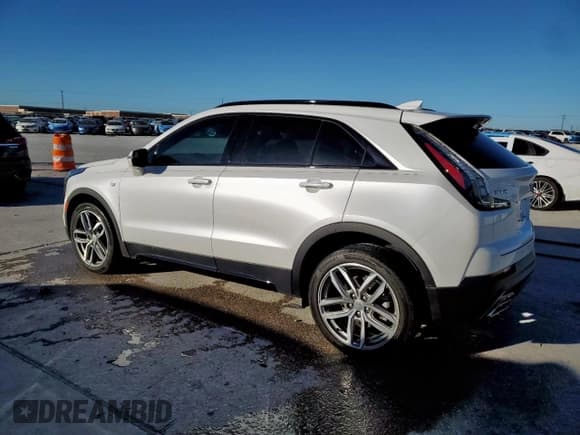 ✅ 2023 Cadillac XT4 FWD Sport • VIN: 1GYFZER43PF102610 • Lot: 90420175. Wystawiony na Copart z przebiegiem 24 040 mil. Bezpłatny archiwum sprzedaży aukcyjnych z USA i szczegółowy raport historii pojazdu na DreamBid. Zdjęcie 2.
