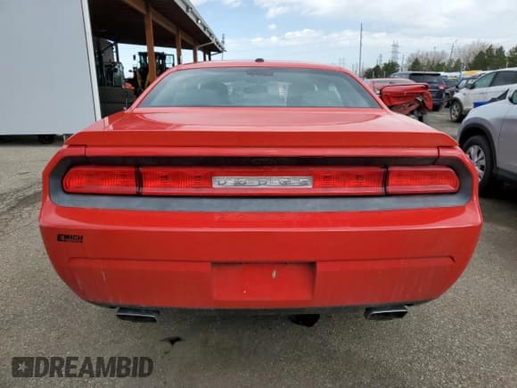 ✅ 2014 Dodge Challenger R/T Classic • VIN: 2C3CDYBT6EH181975 • Lot: 47113335. Wystawiony na Copart z przebiegiem 82 644 mil. Bezpłatny archiwum sprzedaży aukcyjnych z USA i szczegółowy raport historii pojazdu na DreamBid. Zdjęcie 6.