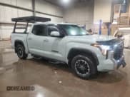 ✅ 2024 Toyota Tundra SR5 • VIN: 5TFLA5DBXRX228269 • Lot: 90706695. Wystawiony na Copart z przebiegiem 30 461 mil. Bezpłatny archiwum sprzedaży aukcyjnych z USA i szczegółowy raport historii pojazdu na DreamBid. Zdjęcie 4.